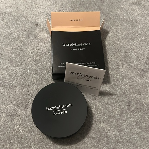 bareMinerals BAREPRO Performance Wear Powder Foundation - Shade Warm Light 07 - Picture 2 of 4